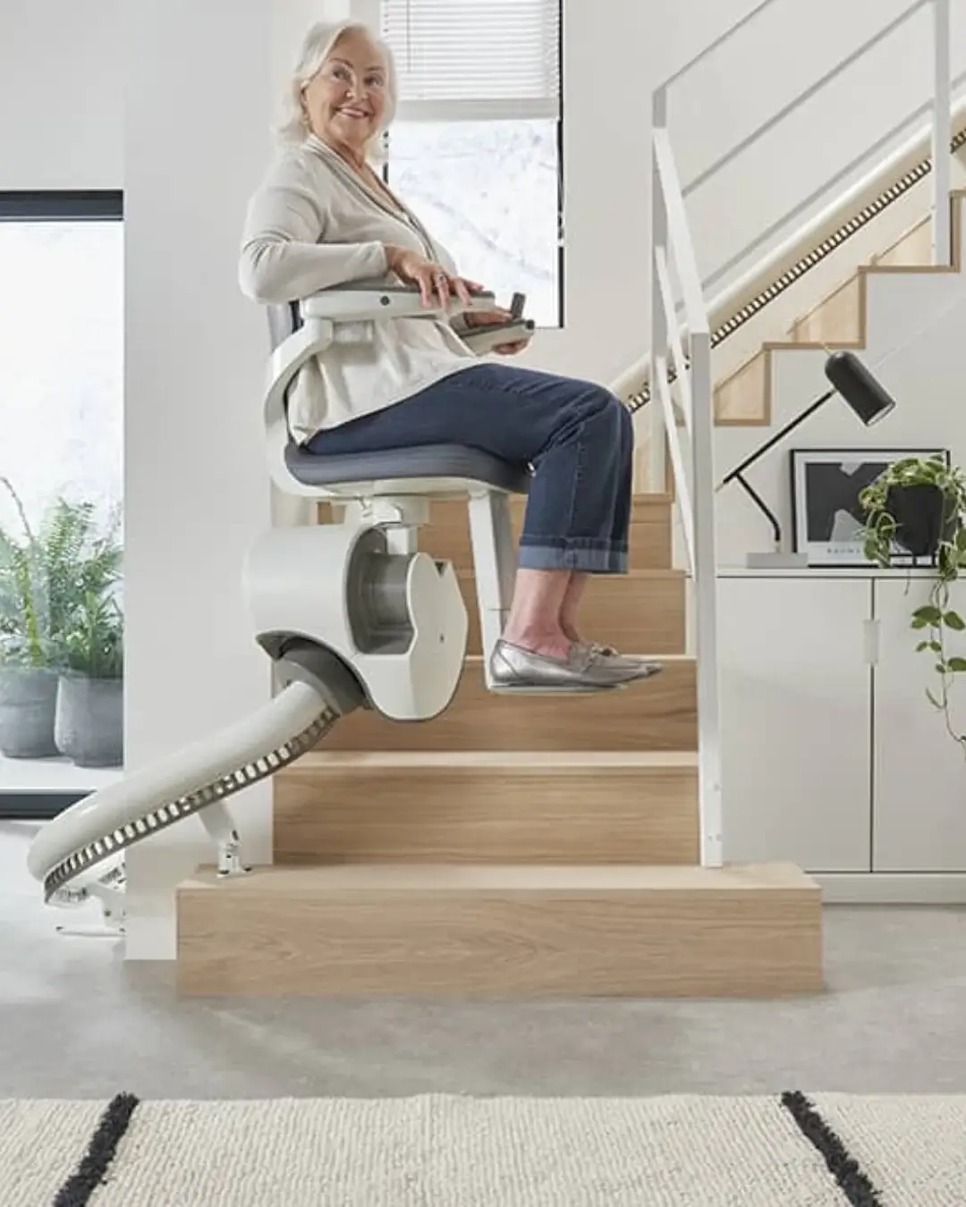 Curved stairlift following a staircase
